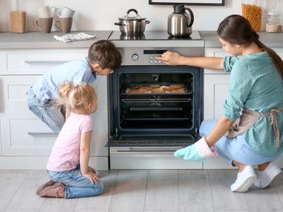 Con una fórmula sencilla y económica, limpiá tu horno eléctrico lleno de grasa y dejalo como nuevo