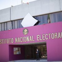 INE atiende guerra de quejas contra spots; exige a partidos no incurrir en desacato