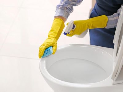 Con 1 producto muy común en la cocina: así podés desinfectar totalmente el inodoro y quitarle manchas