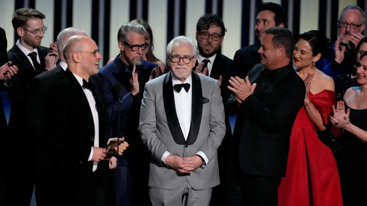 Jesse Armstrong, Brian Cox y el equipo de "Succession" reciben el premio a mejor serie de drama