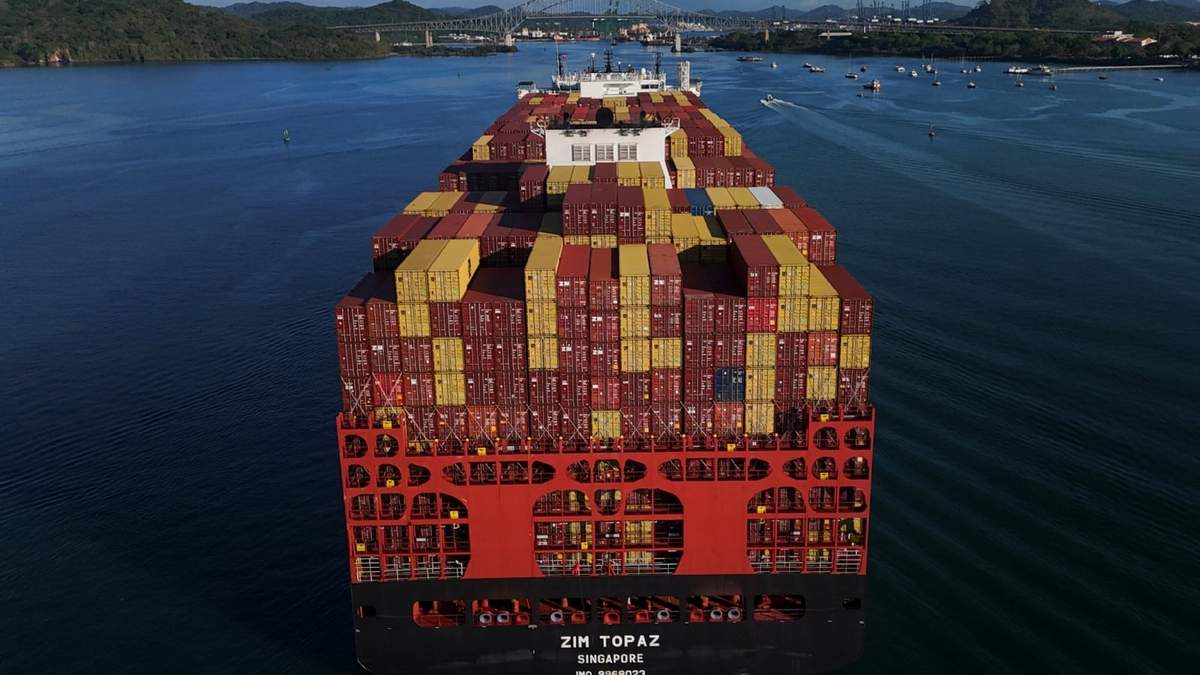 Contenedores de mercancías, a bordo de un mercante que cruza el canal de Panamá al amanecer, en la Ciudad de Panamá, el 25 de marzo de 2026