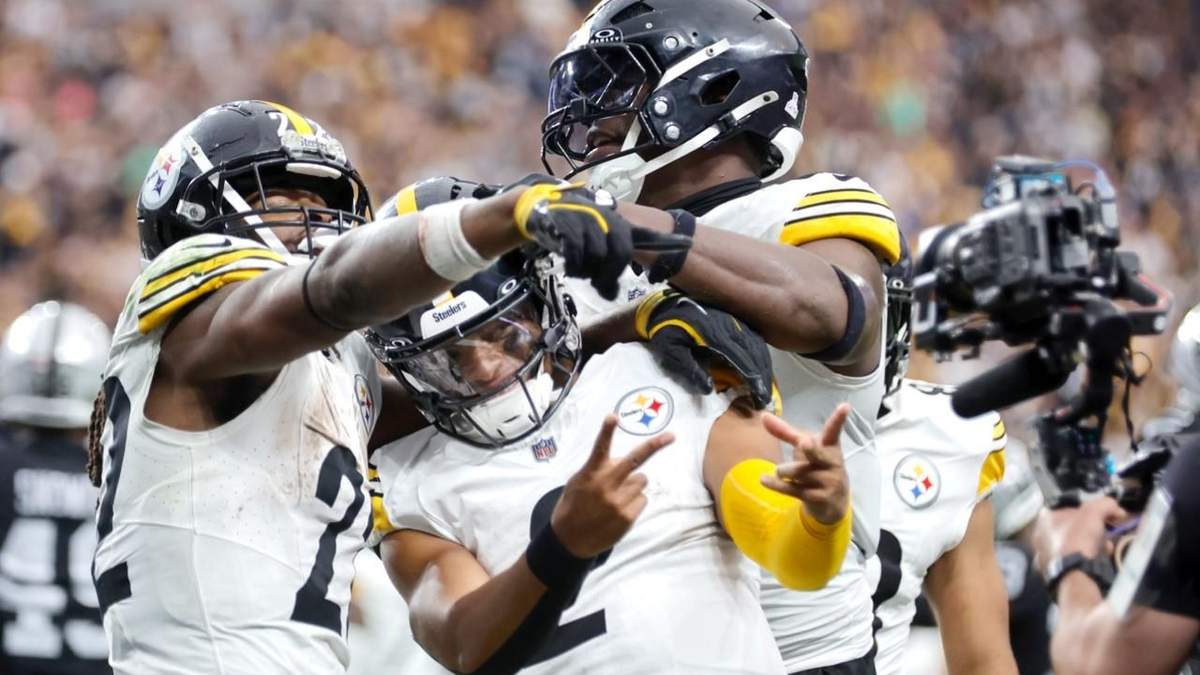 El QB de los Steelers de Pittsburgh, Justin Fields, centro, posa con el corredor Najee Harris, izquierda, y el tight end Darnell Washington, derecha, después de anotar un touchdown contra los Raiders de Las Vegas el domingo 13 de octubre de 2024, en Las Vegas