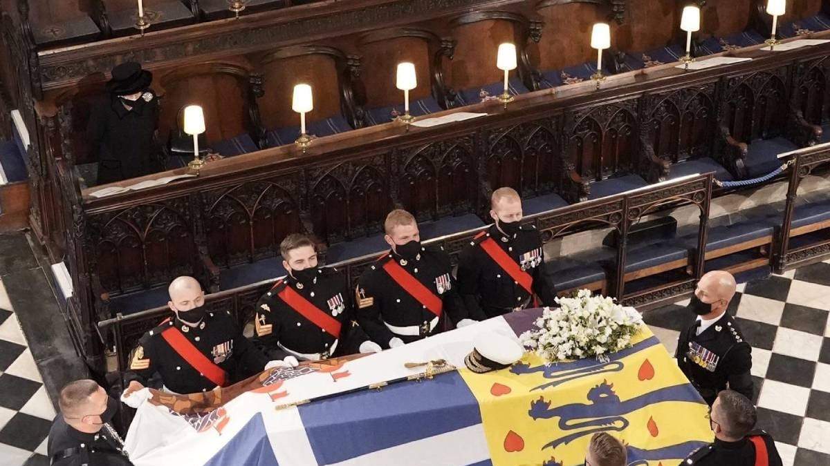 La reina Isabel II se sentó sola en el funeral de su marido; una de las imágenes símbolo de la pandemia