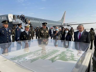 AMLO: Aeropuerto en Santa Lucía y refinería de Dos Bocas se entregarán este 2022