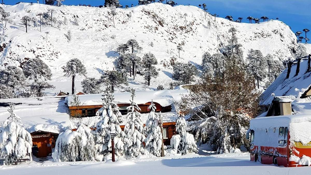 La postal de Caviahue cubierto por la nieve. Fuente: (X @valecaviahue)