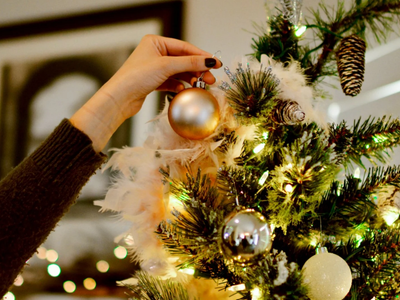 Con un banco viejo podés hacer un arbolito de Navidad delicado y minimalista para interior o exterior
