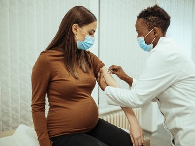 Vacunación contra el coronavirus en embarazadas: qué dice la OMS y qué estudios hay al respecto