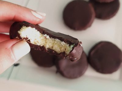 Bocaditos exprés rellenos de frutos rojos: una explosión de sabor para esa tarde fría que provoca un dulcito