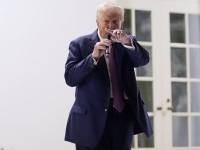 Trump amenaza a Chicago con imponer fuerza apocalíptica; Pritzker lo llama "aspirante a dictador"