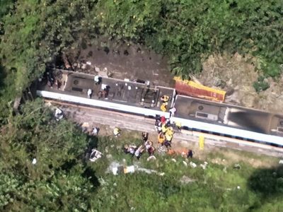 Descarrila tren en Taiwan: 48 personas murieron y 66 resultaron lesionadas