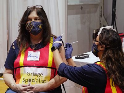Escasean vacunas contra covid-19 en Nueva York; suspenden campaña de inmunización