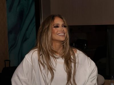 Jennifer López deslumbra y revela la rutina de gym que la mantiene impecable