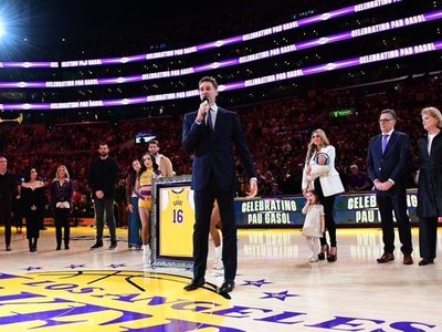 Un emocionado Pau Gasol recordó a Kobe Bryant en el retiro de su número en la camiseta de los Lakers