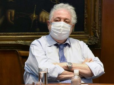 Imágenes conmovedoras: González García presenció la primera vacunación en el Hospital Posadas