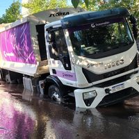 Guaymallén: cedió el asfalto y se “tragó” a un camión recolector