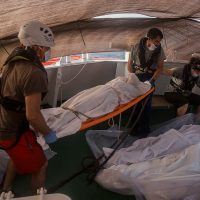 Rescatan a cerca de 260 migrantes a la deriva en el Mar Mediterráneo