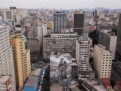 Un artista brasileño usa las cenizas de la Amazonia para pintar un impactante mural en San Pablo