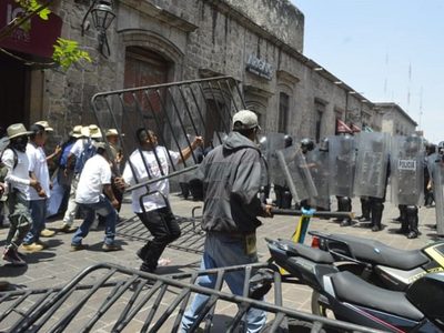 Comuneros de Arantepacua se enfrentan con la policía en Morelia; hay dos heridos
