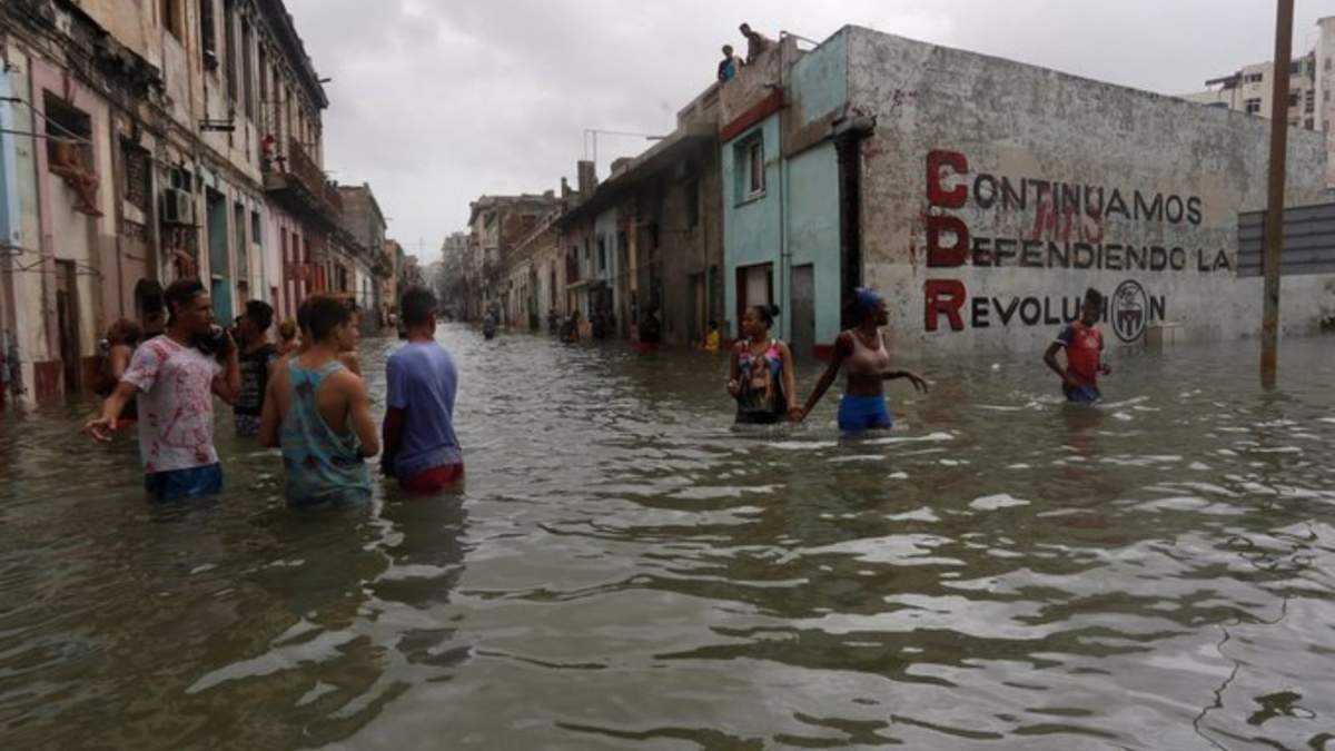 Cuba con calles inundadas y sin energía eléctrica