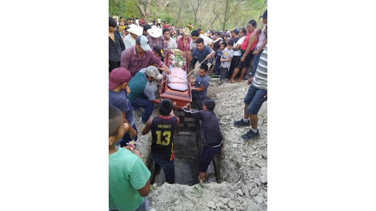 El sepelio de dos mujeres de Nueva Victoria, Chiapas, fallecidas cuando se dirigían a votar en la consulta