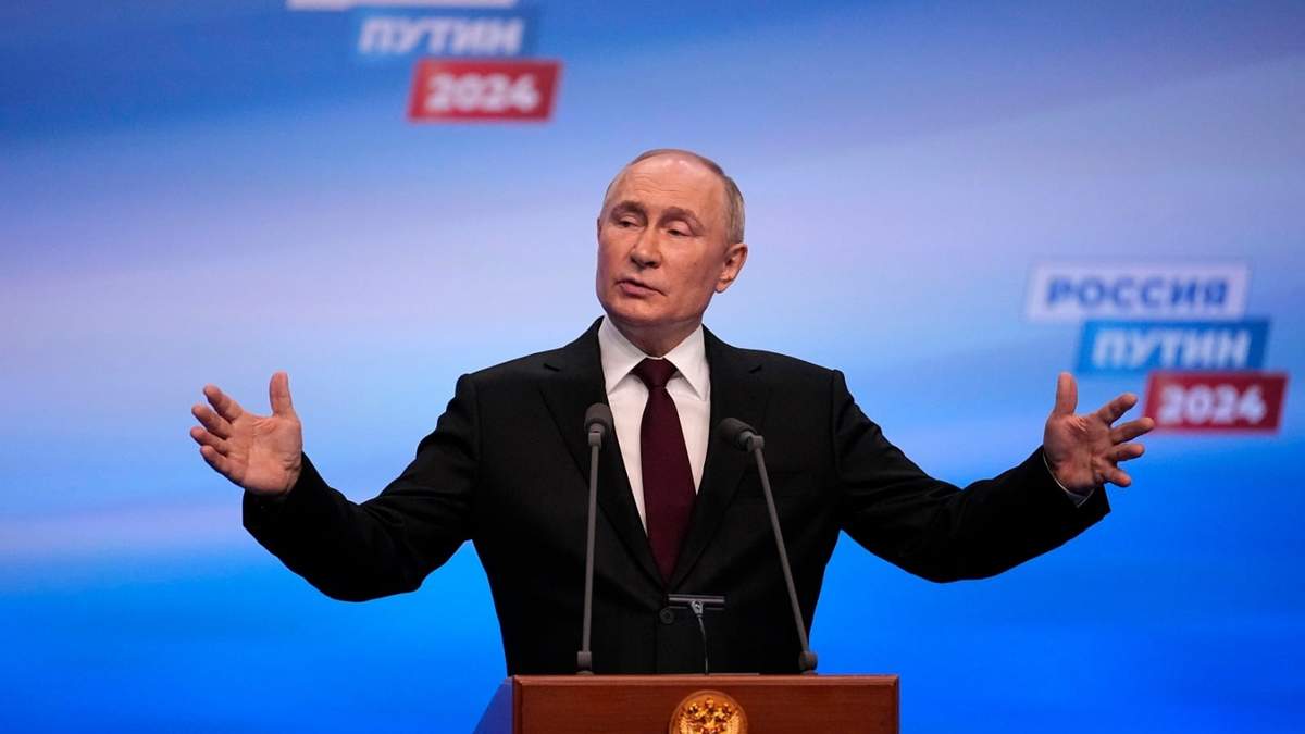 El presidente ruso Vladimir Putin habla durante una visita a la sede de su campaña después de las elecciones presidenciales en Moscú
