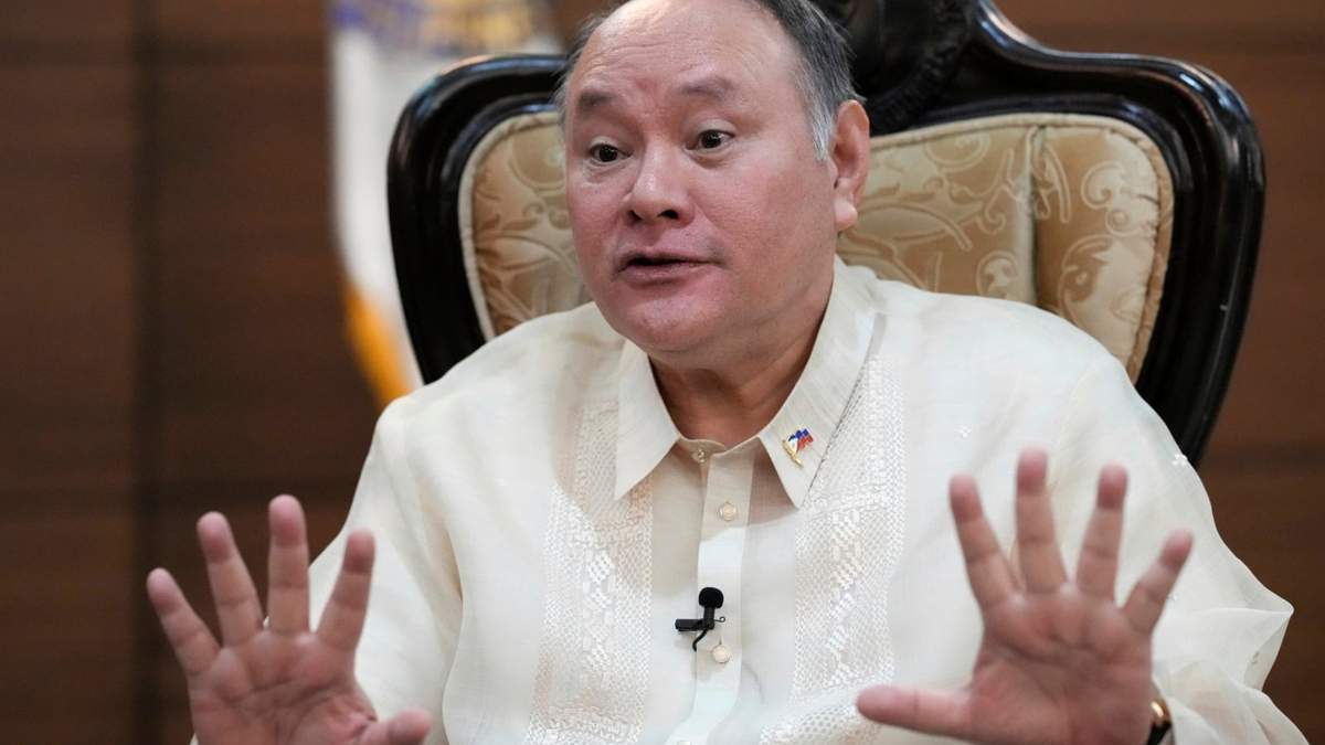 El secretario de Defensa de Filipinas Gilberto Teodoro en una entrevista con The Associated Press Quezon, Filipinas