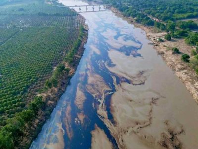 Derrame de hidrocarburo contamina ocho kilómetros del río Pantepec en Veracruz (Video)
