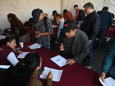 Brugada entrega becas de transporte para universitarios. ¿A cuánto ascienden?