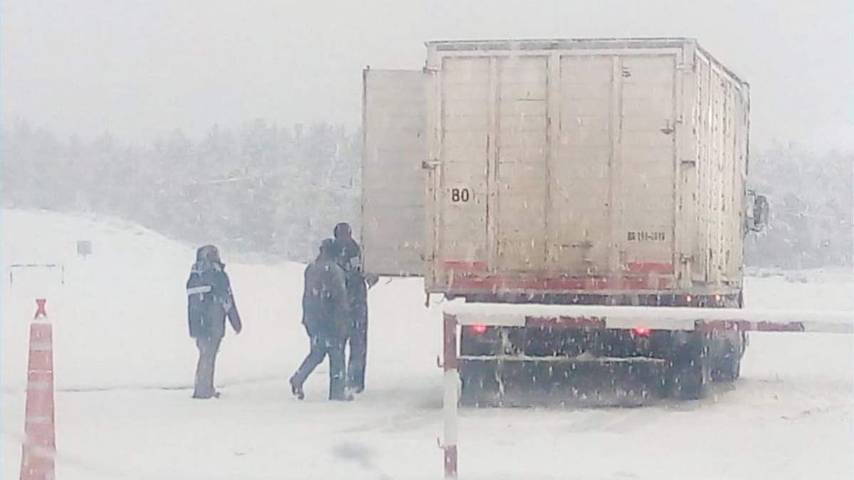 Tareas de controles realizadas en Villa Pehuenia, en pleno temporal de nieve. Fuente: (Twitter).