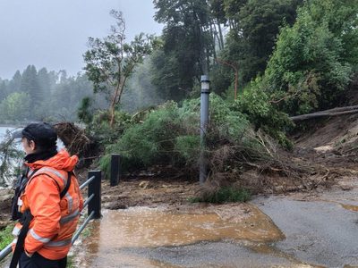 Cerraron el acceso a Playa Correntoso por un deslizamiento en la costanera