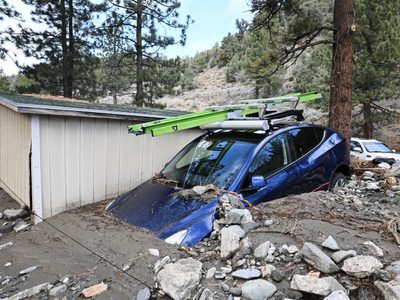 Las intensas tormentas invernales de California convirtieron caminos en ríos de lodo