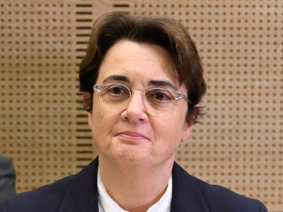 Directora del Museo del Louvre renuncia tras el robo de joyas en París
