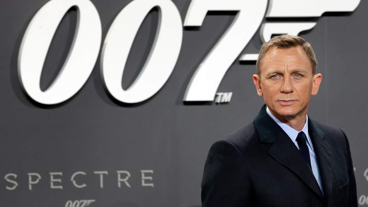 En esta fotografía de archivo del 28 de octubre de 2015, el actor Daniel Craig posa para los medios cuando llega al estreno alemán de la película de James Bond 'Spectre' en Berlín, Alemania