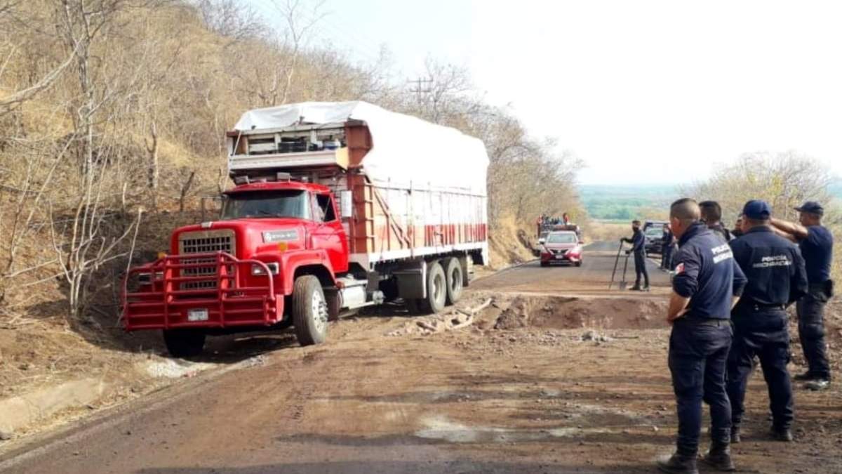 Policías de Michoacán reabrieron la carretera Apatzingán-Aguililla tras un bloqueo
