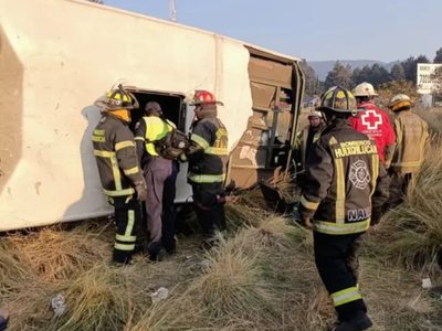 Siete personas mueren en dos volcaduras en el Edomex; hay 38 lesionados