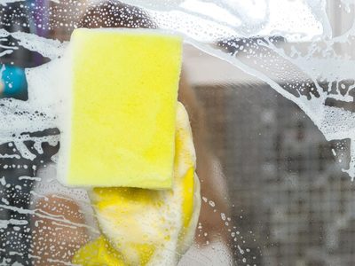 Te va a sorprender: la fórmula mágica para dejar la mampara de tu baño mejor que la de un hotel 5 estrellas