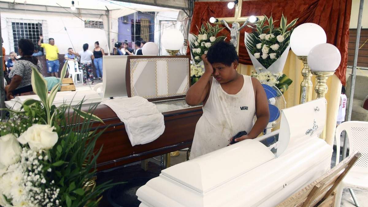 Una mujer asiste al funeral de las víctimas de un terremoto que azotó la zona, en una calle de Puerto Bolívar, Ecuador