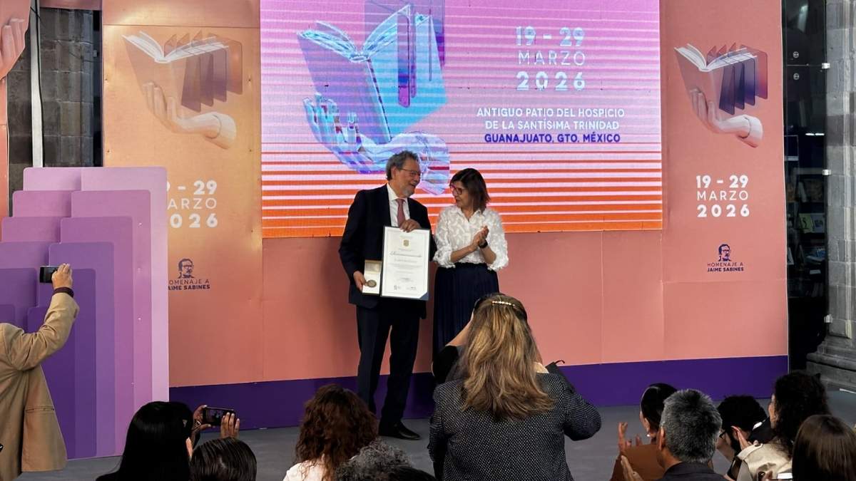 Elmer Mendoza recibe Premio Ibargüengoitia e inaugura la Feria del Libro de Guanajuato número 68