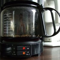 El mejor truco para limpiar tu cafetera en pocos minutos y dejarla como si recién la estrenaras