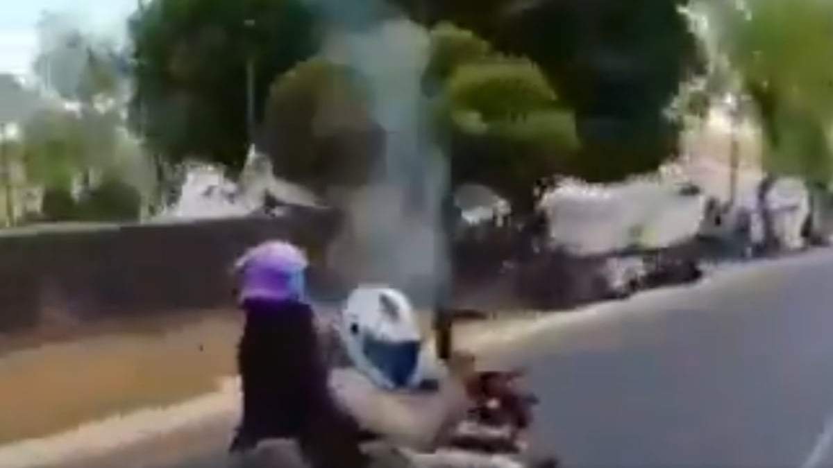 El sujeto que dispara llevaba una acompañante en su motocicleta