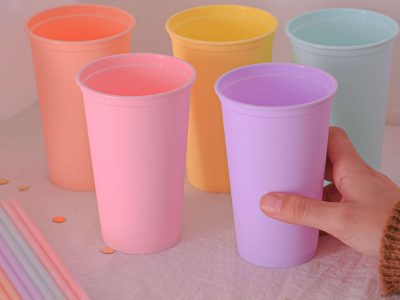 No lo pienses dos veces: creá este adorno súper útil para la cocina con esos viejos vasos de plástico que ibas a tirar