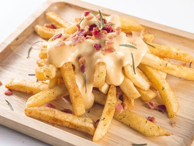 Papas crocantes con salsa de quesos: el secreto para que salgan cremosas por dentro, sin freir