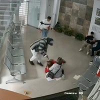 Golpean a una adulta mayor en violento asalto en notaría de Puebla; le roban 100 mil pesos (Video)