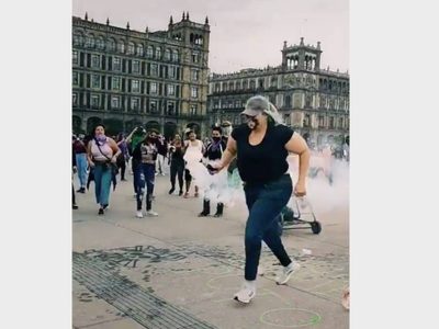 #LaReinota se vuelve tendencia por regresar una bomba de gas a policías en el 8M