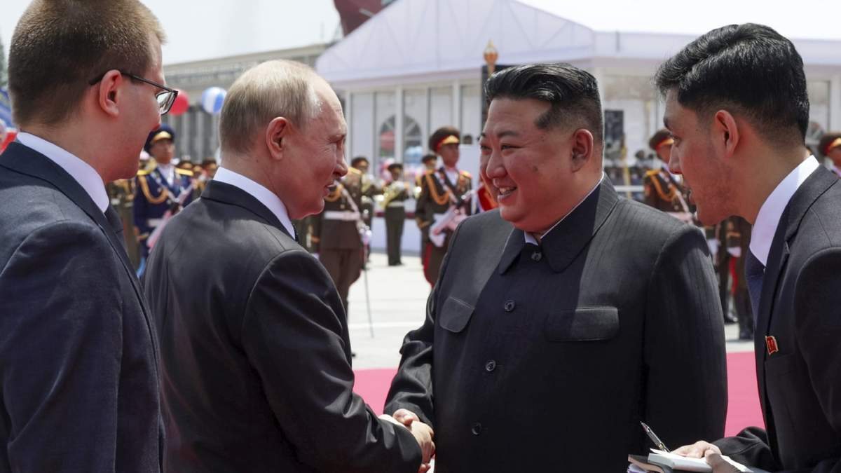 El presidente de Rusia, Vladímir Putin y el líder de Corea del Norte, Kim Jong Un se estrechan la mano durante la ceremonia oficial de bienvenida al mandatario, en la plaza Kim Il Sung de Pyongyang, Corea del Norte