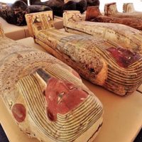 Cientos de ataúdes y estatuas excavadas en una necrópolis de Egipto