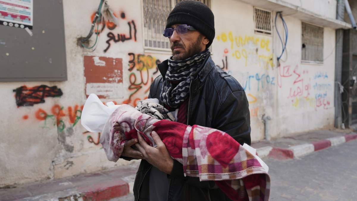 Khalid Abu Jarad sostiene el cuerpo de su sobrina de 3 meses, Shaza Abu Jarad, quien, según el Ministerio de Salud, falleció de hipotermia, en Ciudad de Gaza