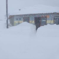 El minimercado tapado de nieve que sigue atendiendo a sus clientes