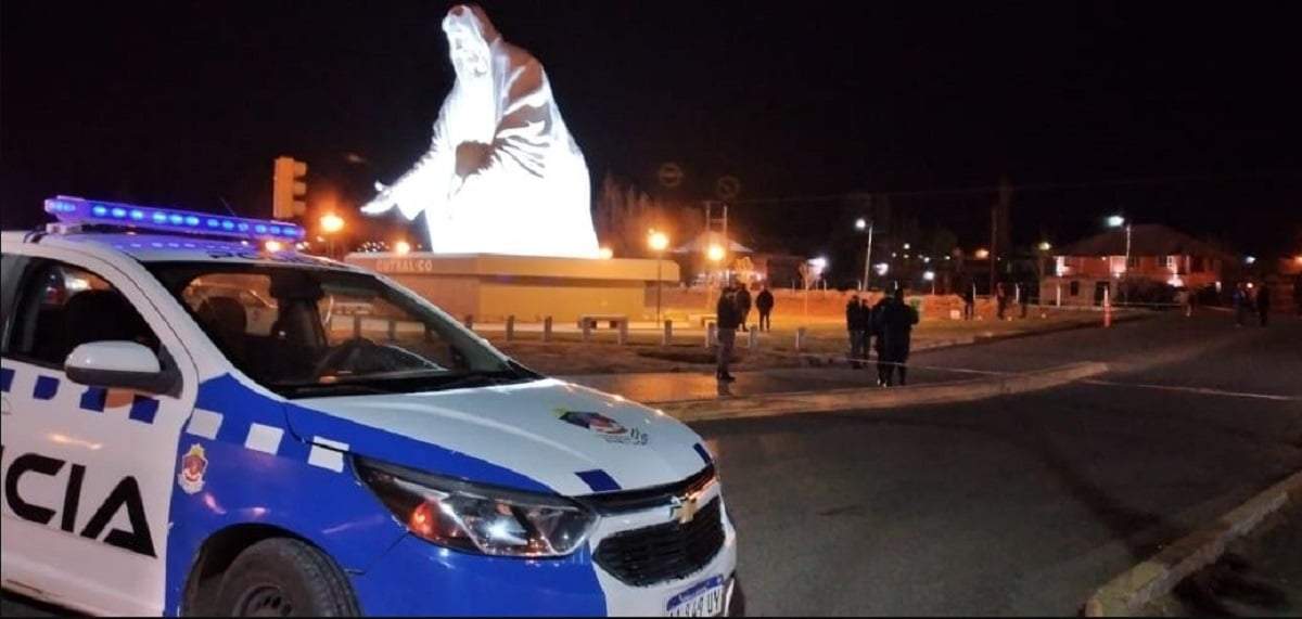 Policías de Cutral Co secuestraron los frascos con sustancias prohibidas. Fuente: (Cutral Co al Instante)