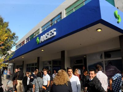 Fechas para inscribirse en la ANSES por el bono de 10.000 pesos: arrancan este viernes